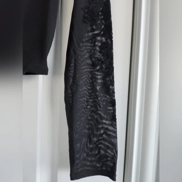 Athleta long sleeve black sheer floral crop top size Small - Picture 5 of 7